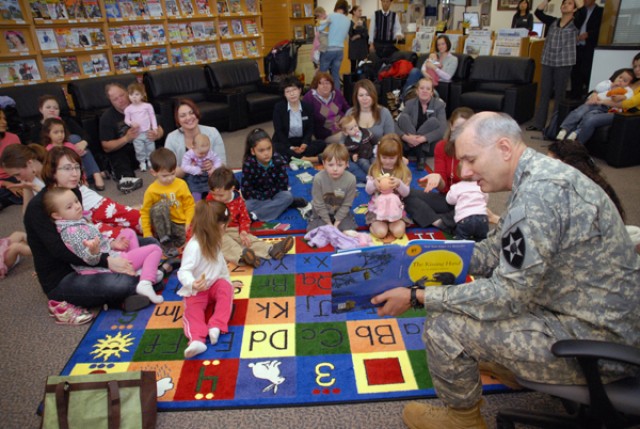 2ID Commander reads story to children on Red Cloud