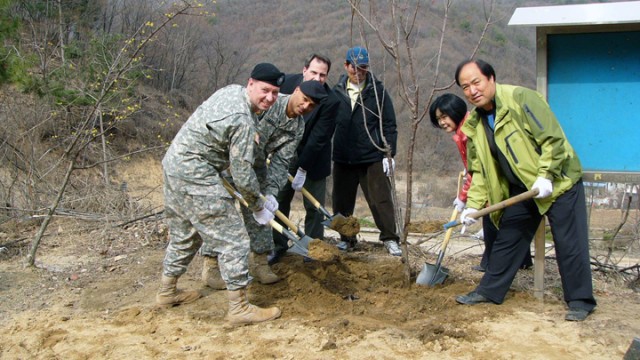 Arbor Day plants roots of friendship in Kolsandong