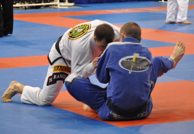 Combatives Soldiers compete