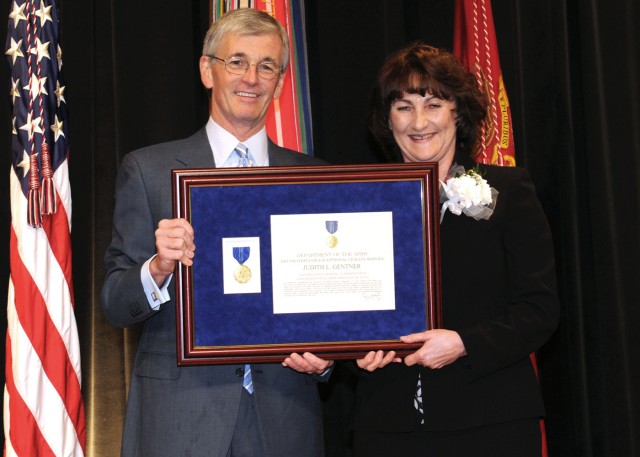 Fort Drum civilian receives outstanding leadership award 