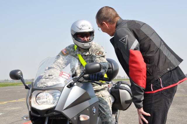 Experts coach USAG Benelux motorcyclists