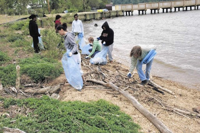 Hundreds improve Accotink Bay in watershed cleanup