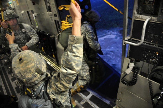 Soldiers conduct forcible entry exercise