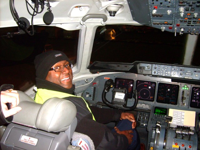 Army logisticians tour FedEx facility