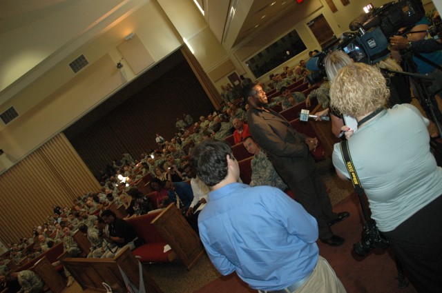 Herschel Walker Visits WINN&#039;s Warrior Transition Battalion 