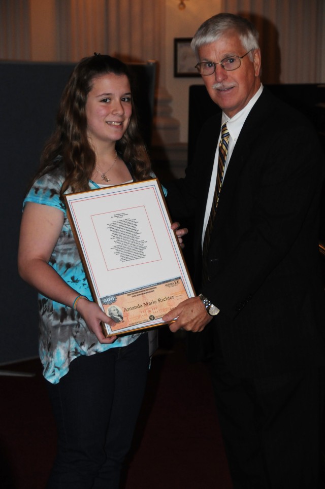 Amanda Richter accepts award