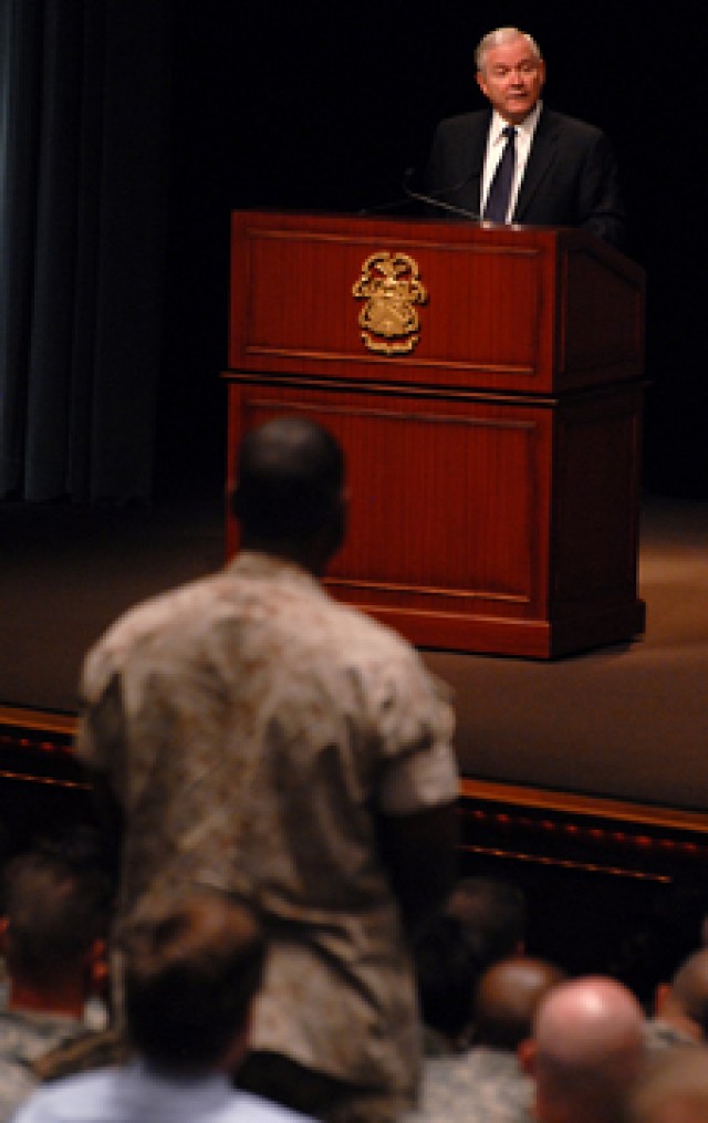 Defense Secretary Gates visits Fort Leavenworth, speaks at CGSC