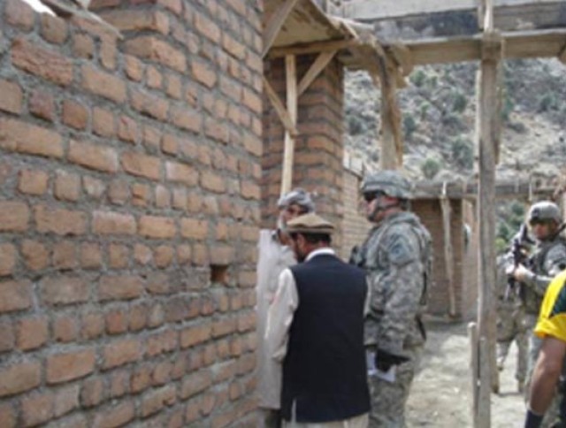 Afghan workers build infrastructures