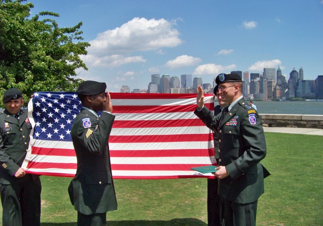 Soldier re-enlists under Lady Liberty&#039;s torch