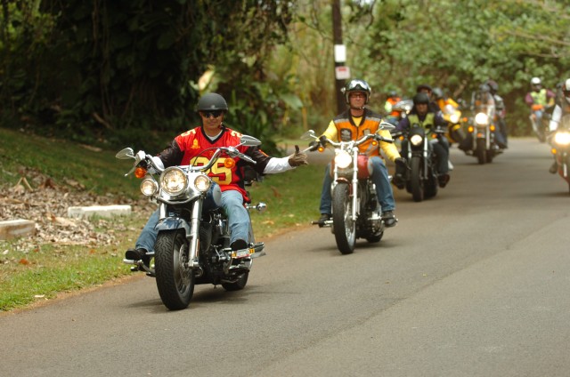 &#039;Pacific Thunder&#039; circles Oahu, shares the road with Hawaiian motorists