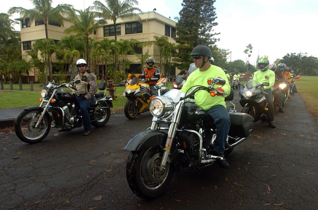 &#039;Pacific Thunder&#039; circles Oahu, shares the road with Hawaiian motorists