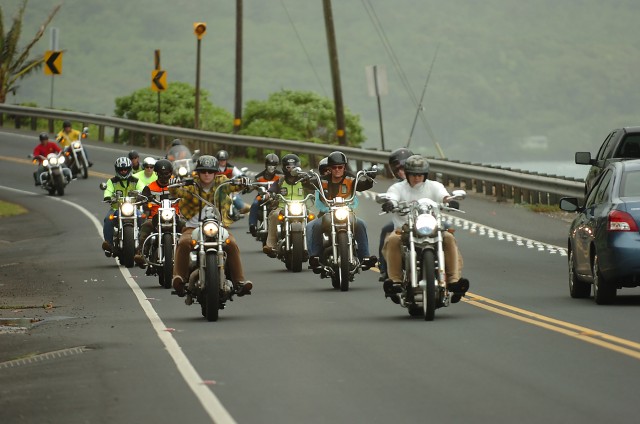 &#039;Pacific Thunder&#039; circles Oahu, shares the road with Hawaiian motorists