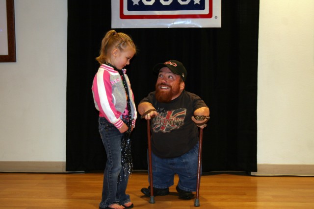 Country singer entertains military fans