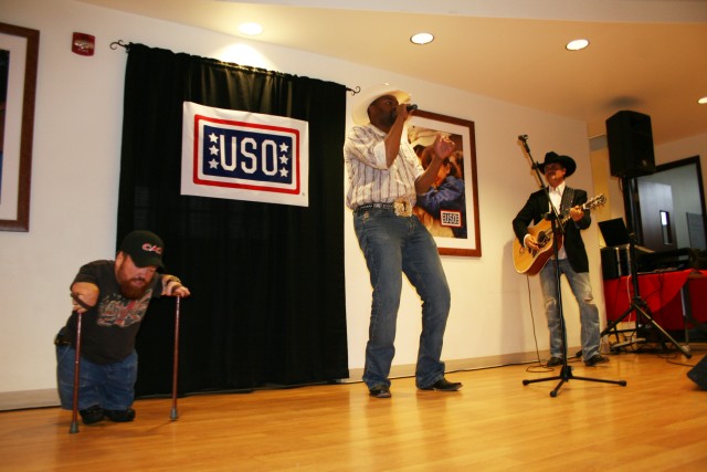 Country singer entertains military fans