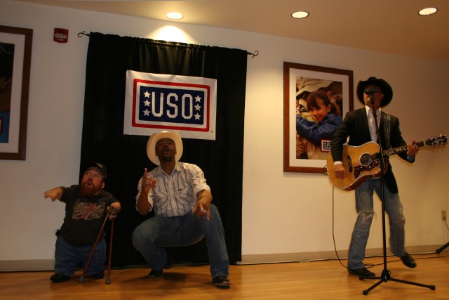 Country singer entertains military fans