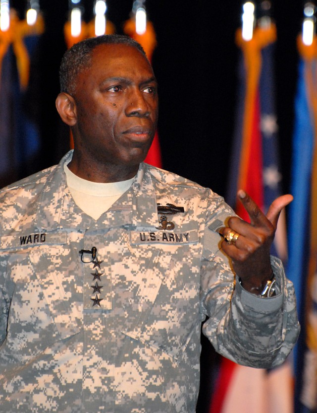 AFRICOMAca,!E+commander visits CGSC