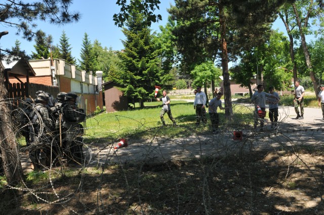 MNBG E Soldiers show adaptability during exercise