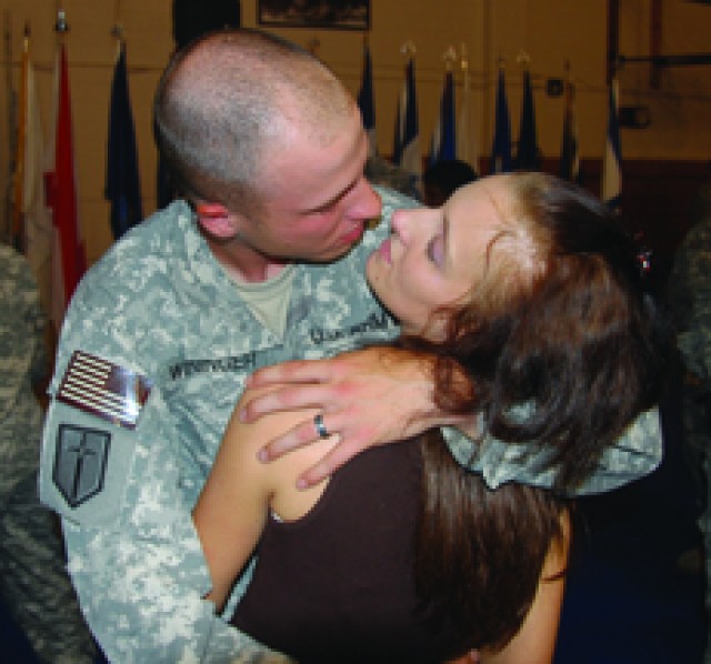 Hugs, kisses welcome home Fort Polk&#039;s 546th Maintenance Co