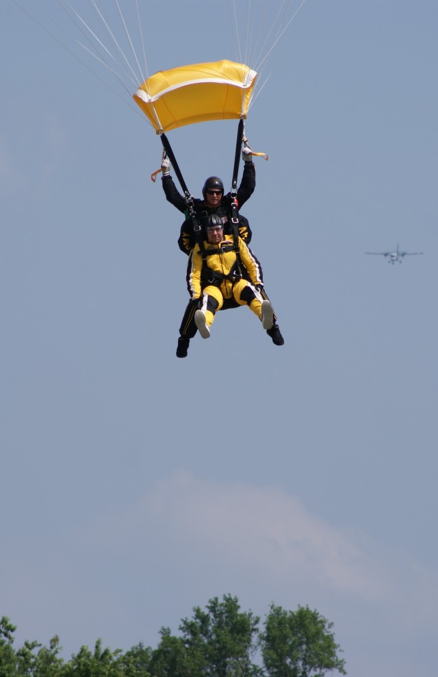 Soldiers jump to commemorate Signal Corp anniversary