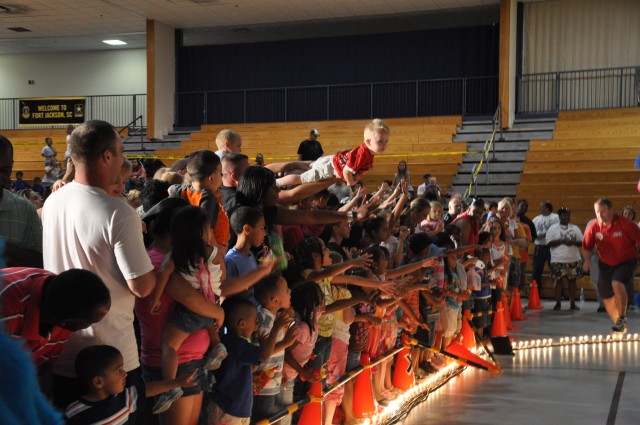 &#039;Come and play&#039;: USO brings Sesame Street show to post