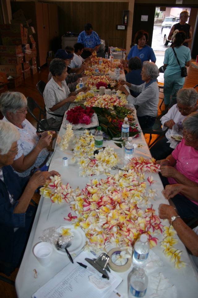 Seniors create, donate lei to venerate veterans, Soldiers