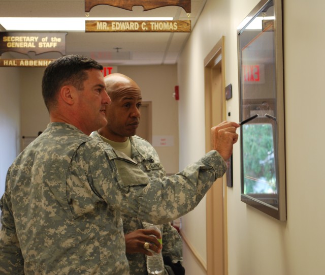 CECOM Commander Hosts Visit of AMC Senior Leader