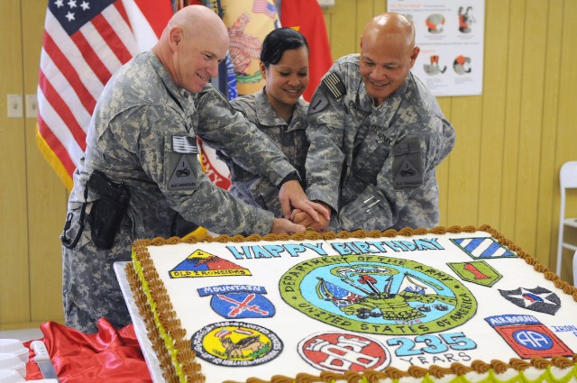 1AD cuts first cake at Army&#039;s 235th birthday
