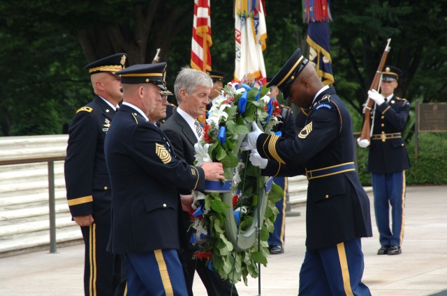 Army leaders lay wreath to begin birthday