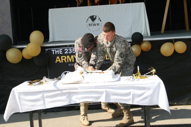 Army 235th birthday cake cutting