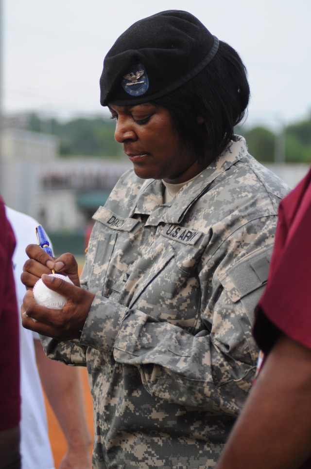 Complete game: Soldiers cheer for Army heroes, Blowfish