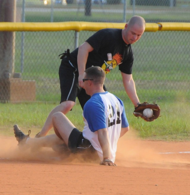 &#039;Guns&#039; misfire against Hedgehogs in intramural softball