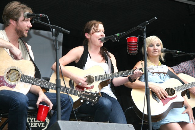 Country artists make surprise stop at Carson