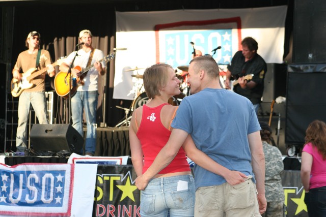 Country artists make surprise stop at Carson