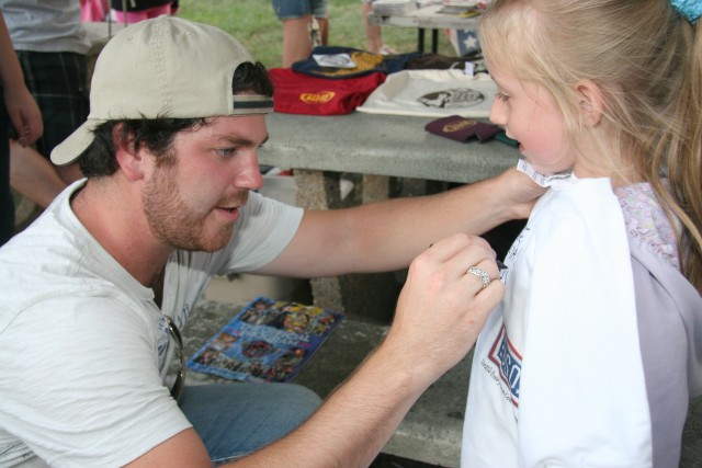 Country artists make surprise stop at Carson