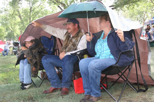 Country artists make surprise stop at Carson