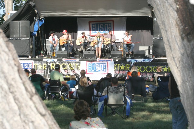 Country artists make surprise stop at Carson