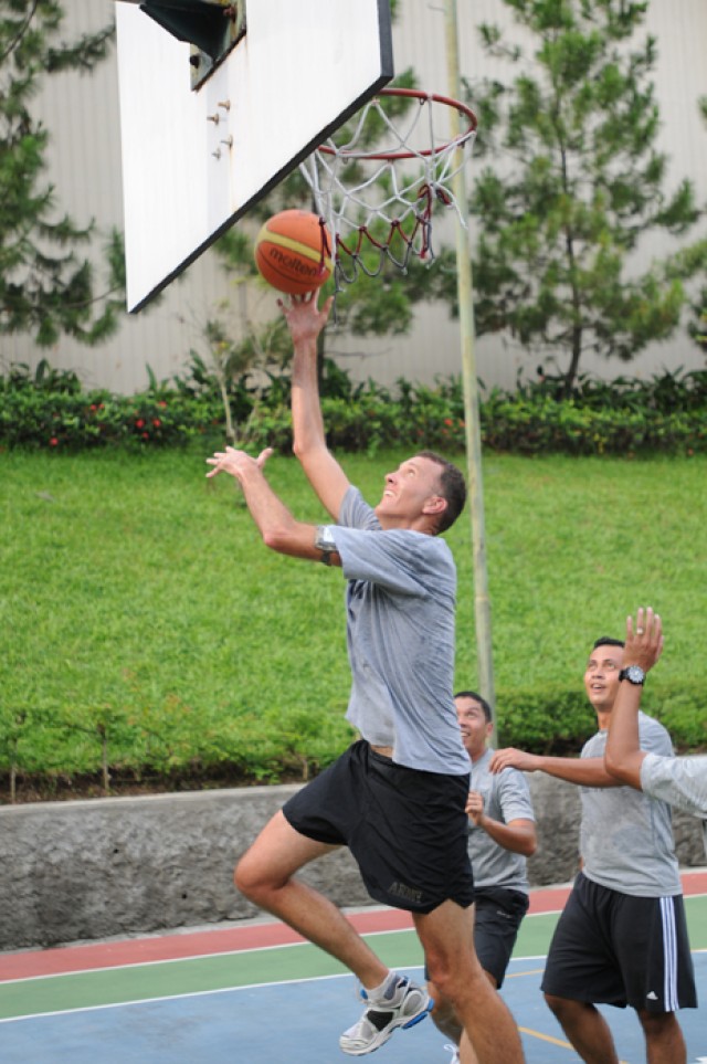 Soldiers compete in Garuda Shield 2010 sports day