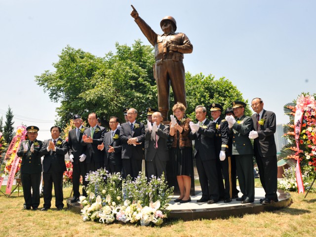 Statue honors legendary Eighth U.S. Army commander