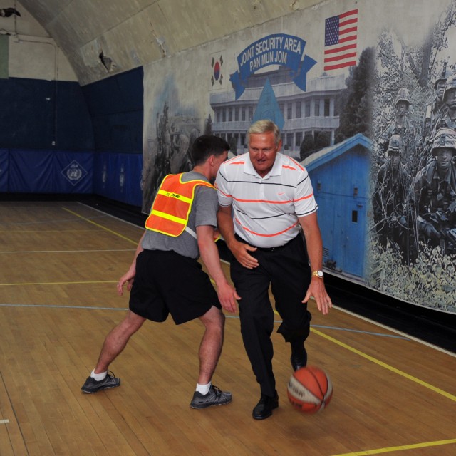 Basketball legend meets with Soldiers at Korean DMZ