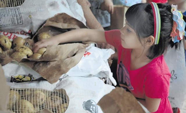 USO welcomes kids to farmers market