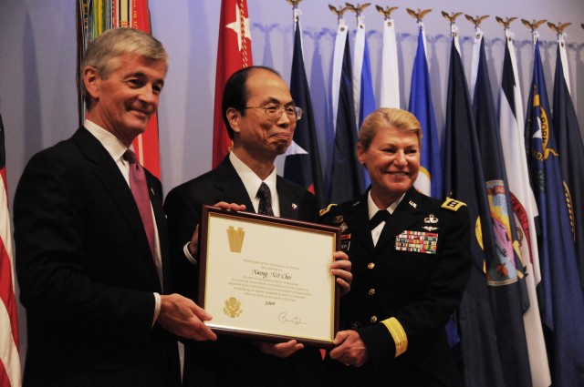 Army executives, professionals receive Presidential Rank Award