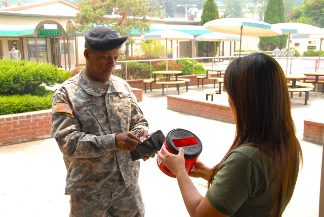 Soldiers give American Red Cross helping hand