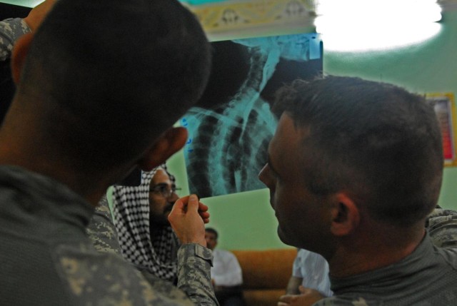 Medics work with Iraqi Federal Police to set up clinic