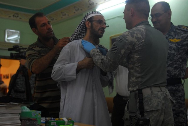 Medics work with Iraqi Federal Police to set up clinic