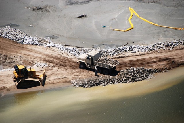 Louisiana Guardsmen reinforce oil protection structures