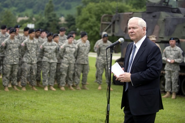 Secretary Gates speaks with 2nd ID Soldiers