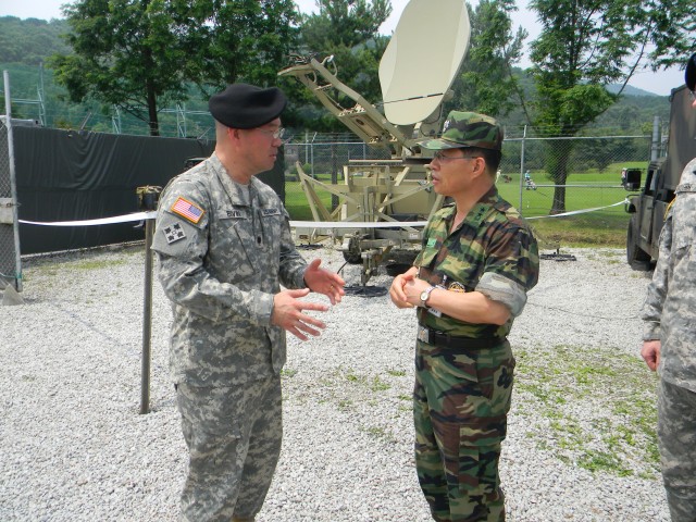 ROKA general gets 2ID signal capabilities demonstration