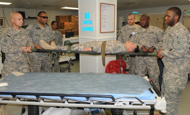 Litter-bearer class trains Soldiers to help save lives