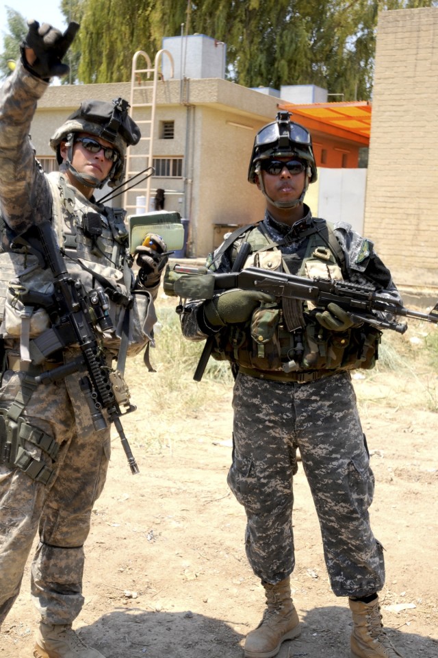 5/7 Cav, Iraqis build partnership by working, living together
