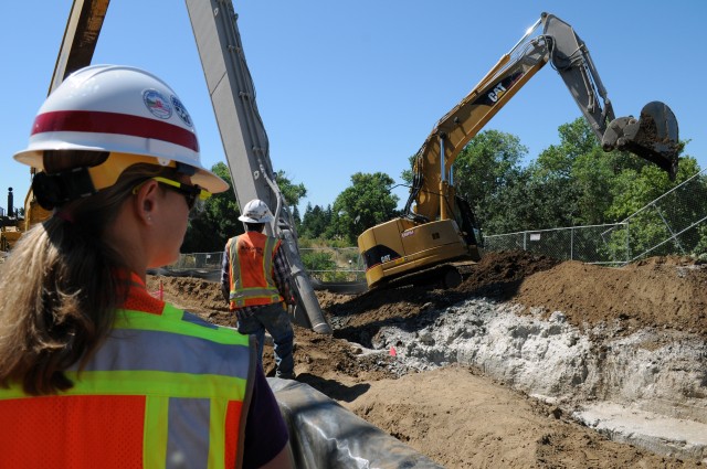 Sac State students tour levee upgrade project with Corps engineers